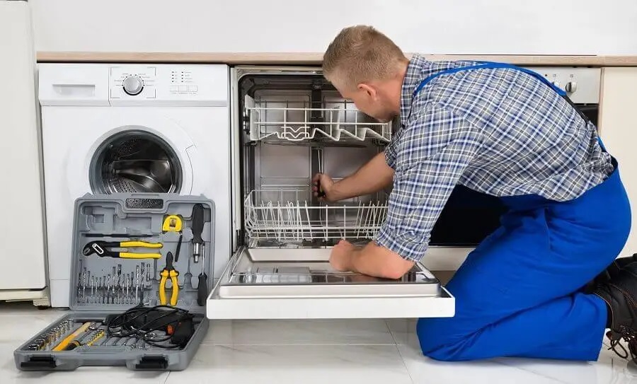 Geyve Liebherr servisi teknisyen ekibi beyaz eşya tamiri yaparken